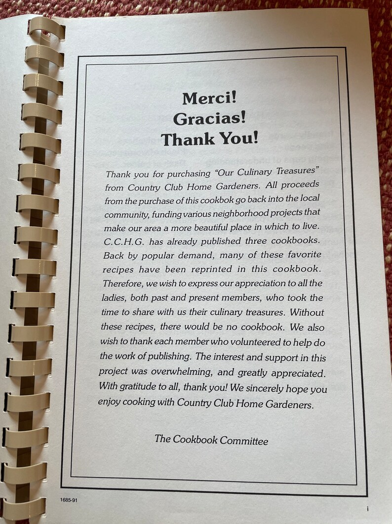 Może przedstawiać: Strona z książki kucharskiej zatytułowanej "Our Culinary Treasures" autorstwa Country Club Home Gardeners. Tekst wyraża wdzięczność członkom, kt&oacute;rzy przyczynili się do powstania przepis&oacute;w, i dziękuje tym, kt&oacute;rzy pomogli w wydaniu książki kucharskiej.