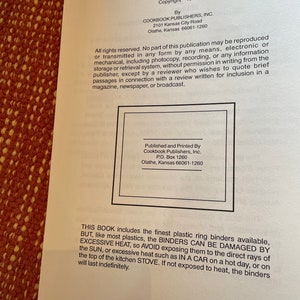 Może przedstawiać: Strona z książki z informacjami o prawach autorskich i notatką o segregatorach dołączonych do książki. Notatka informuje, że segregatory są wykonane z tworzywa sztucznego i mogą ulec uszkodzeniu w wyniku nadmiernego ciepła. Zaleca się unikanie wystawiania segregator&oacute;w na bezpośrednie działanie promieni słonecznych, ciepła w samochodzie lub na g&oacute;rną część kuchenki.