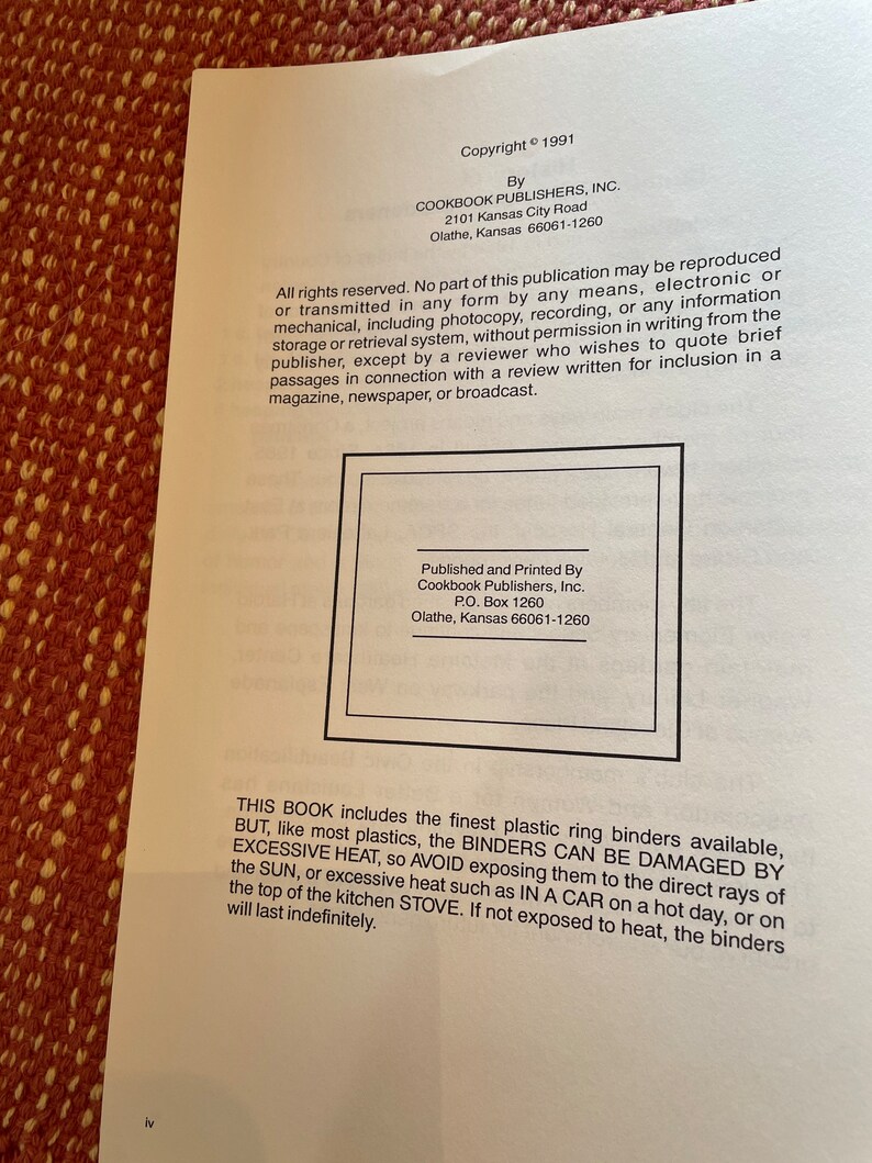 Może przedstawiać: Strona z książki z informacjami o prawach autorskich i notatką o segregatorach dołączonych do książki. Notatka informuje, że segregatory są wykonane z tworzywa sztucznego i mogą ulec uszkodzeniu w wyniku nadmiernego ciepła. Zaleca się unikanie wystawiania segregator&oacute;w na bezpośrednie działanie promieni słonecznych, ciepła w samochodzie lub na g&oacute;rną część kuchenki.