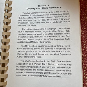 Może przedstawiać: Czarno-biały dokument tekstowy z tytułem "Historia Country Club Home Gardeners". Dokument opisuje historię klubu, jego działalność i wpływ na społeczność.