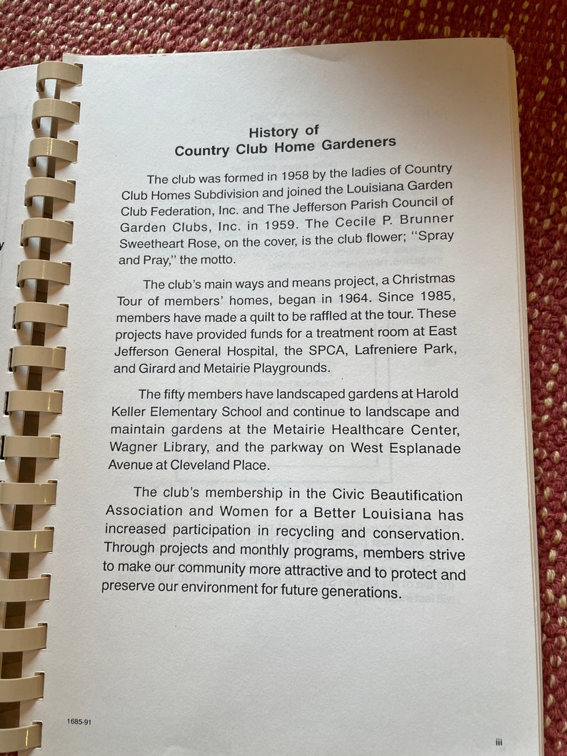 Może przedstawiać: Czarno-biały dokument tekstowy z tytułem "Historia Country Club Home Gardeners". Dokument opisuje historię klubu, jego działalność i wpływ na społeczność.