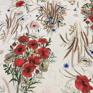 Op de afbeelding: Crèmekleurige stof met een bloemenpatroon. Het patroon bevat rode klaprozen, tarwe en blauwe korenbloemen. Het ontwerp heeft een aquareleffect, met zachte randen en een naturalistische stijl. De stof is waarschijnlijk van katoen of linnen.