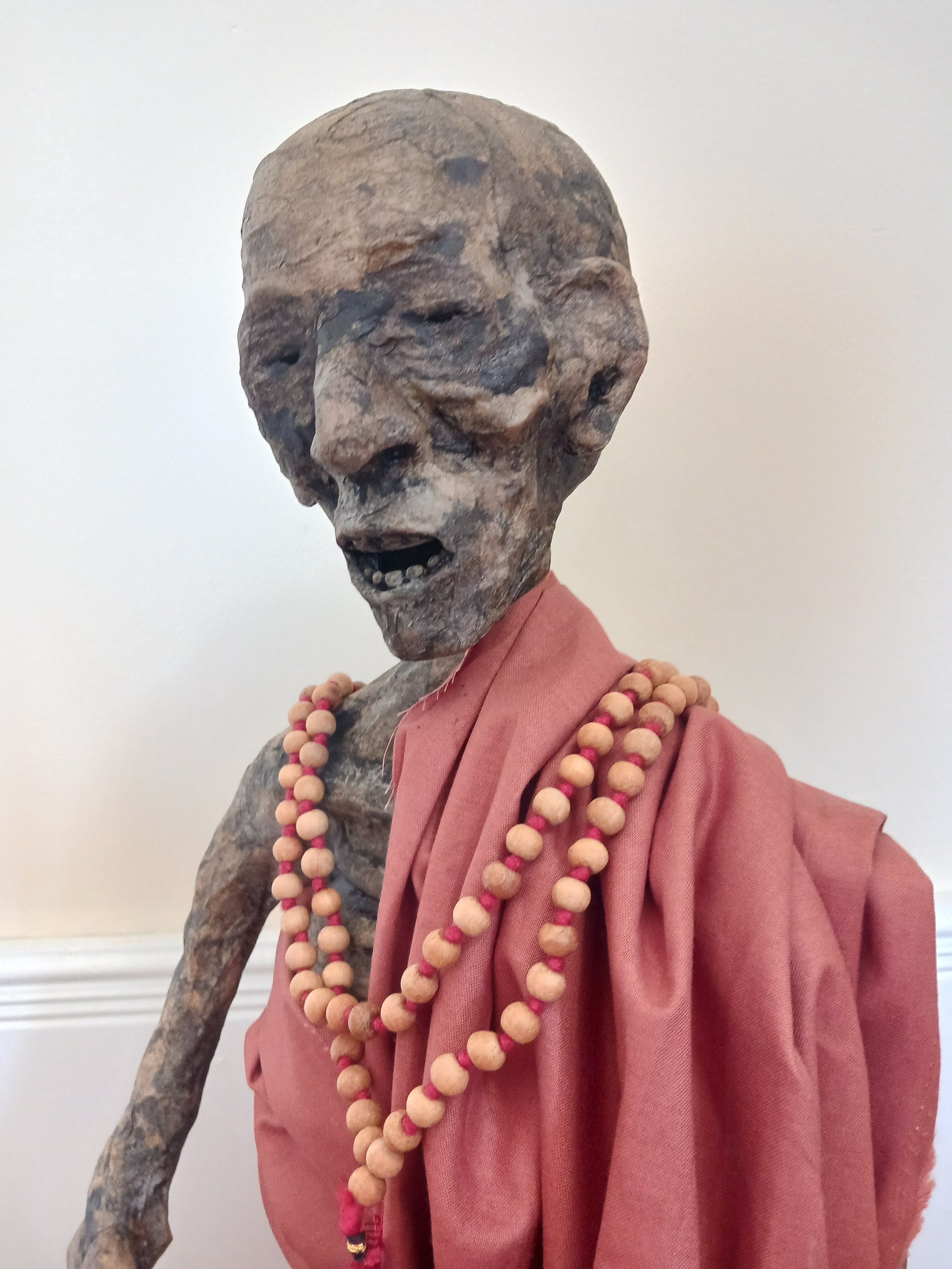 ミイラ化した僧侶の彫刻：ピグミーの奇妙な標本、高さ17インチ - Etsy 日本