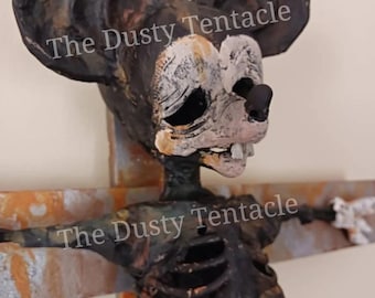 Scultura del crocifisso maledetto di Rat Christ ooak