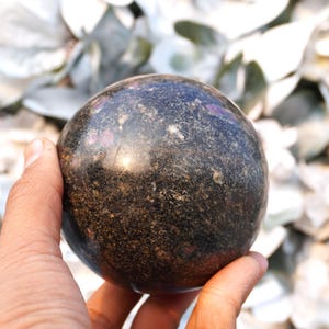 Esfera grande de 100 mm em pedra biotita rosa rubi para cura e metafísica. imagem 9