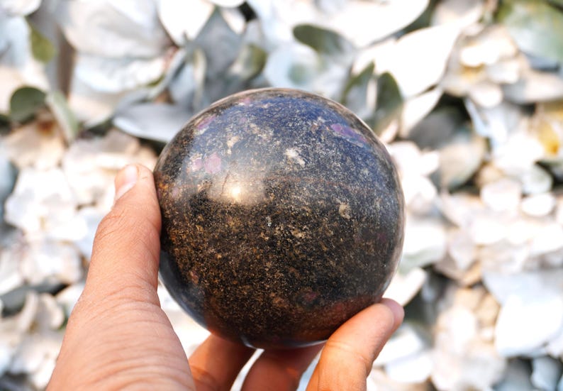 Esfera grande de 100 mm em pedra biotita rosa rubi para cura e metafísica. imagem 9