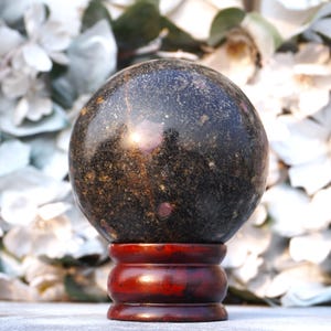 Esfera metafísica grande de 100 mm de piedra de biotita rubí rosa con minerales curativos