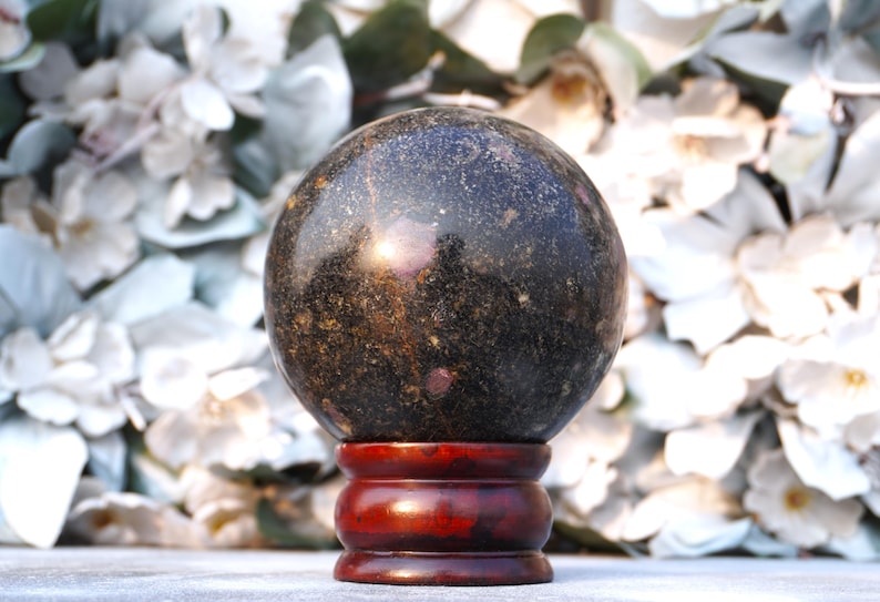 Esfera grande de 100 mm em pedra biotita rosa rubi para cura e metafísica. imagem 1