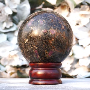 Esfera grande de 100 mm em pedra biotita rosa rubi para cura e metafísica. imagem 3