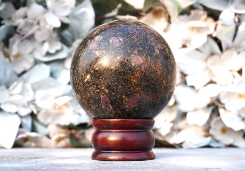 Esfera grande de 100 mm em pedra biotita rosa rubi para cura e metafísica. imagem 3