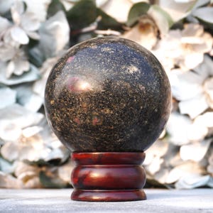 Esfera grande de 100 mm em pedra biotita rosa rubi para cura e metafísica. imagem 2