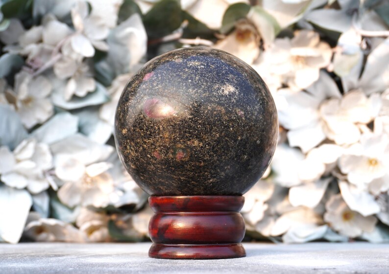 Esfera grande de 100 mm em pedra biotita rosa rubi para cura e metafísica. imagem 2
