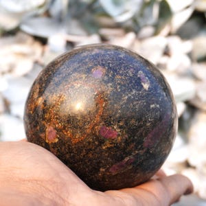 Esfera grande de 100 mm em pedra biotita rosa rubi para cura e metafísica. imagem 10