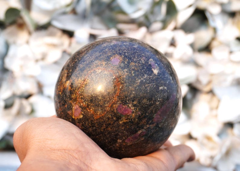 Esfera grande de 100 mm em pedra biotita rosa rubi para cura e metafísica. imagem 10