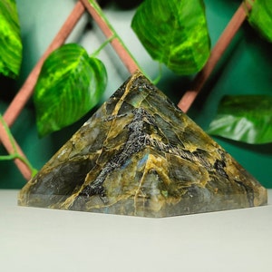 95MM | Green Labradorite Stone Mineral Rainbow Flash Point Pyramid Valentine&#39;s Gift