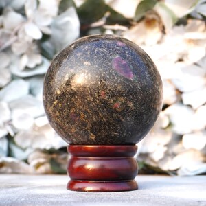 Esfera grande de 100 mm em pedra biotita rosa rubi para cura e metafísica. imagem 5