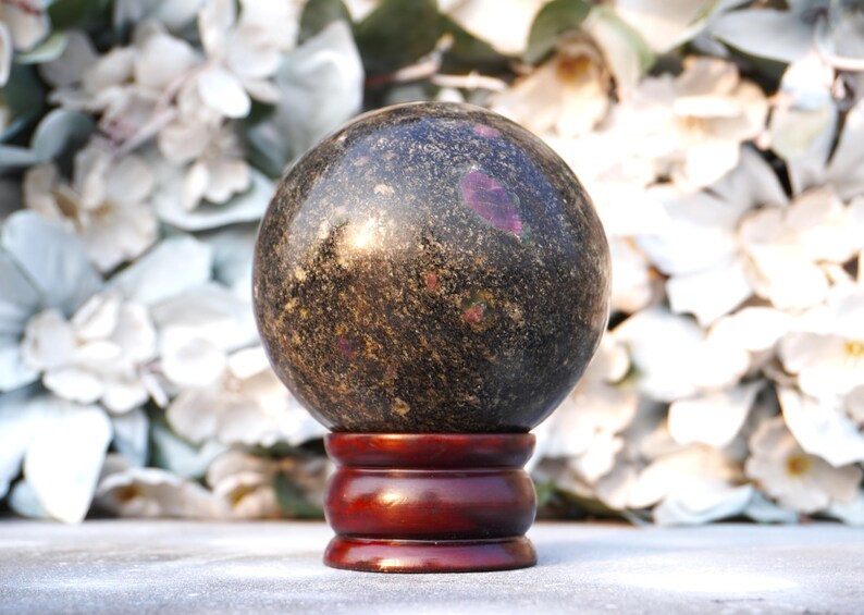 Esfera grande de 100 mm em pedra biotita rosa rubi para cura e metafísica. imagem 5
