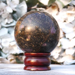 Esfera grande de 100 mm em pedra biotita rosa rubi para cura e metafísica. imagem 4