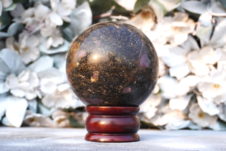 Esfera grande de 100 mm em pedra biotita rosa rubi para cura e metafísica. imagem 4