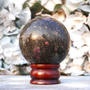 Esfera grande de 100 mm em pedra biotita rosa rubi para cura e metafísica. imagem 8