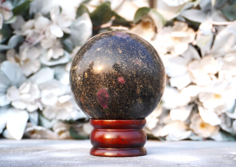 Esfera grande de 100 mm em pedra biotita rosa rubi para cura e metafísica. imagem 8