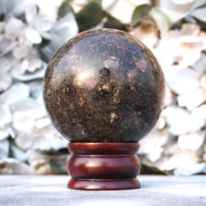 Esfera grande de 100 mm em pedra biotita rosa rubi para cura e metafísica. imagem 6