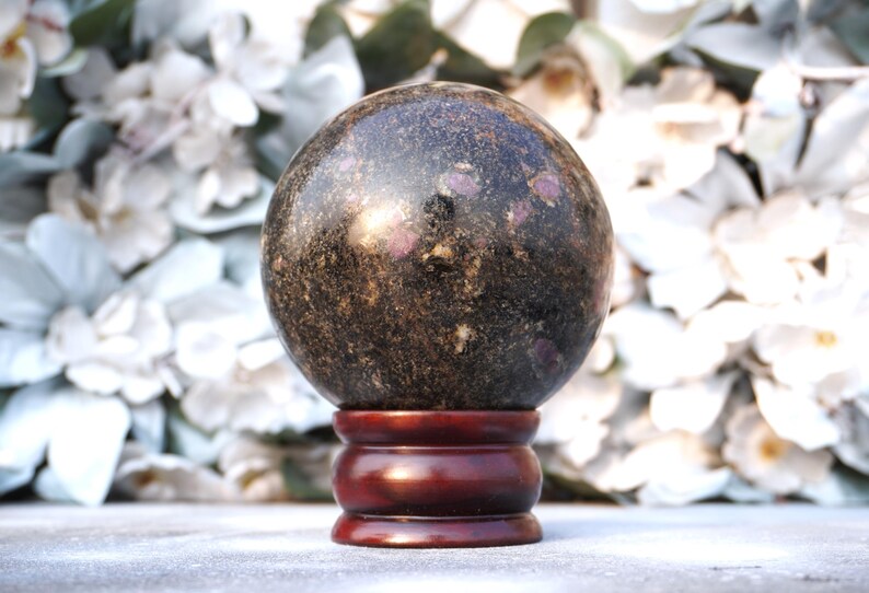 Esfera grande de 100 mm em pedra biotita rosa rubi para cura e metafísica. imagem 6