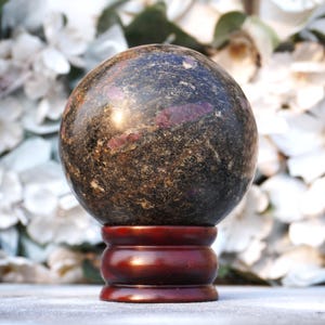 Esfera grande de 100 mm em pedra biotita rosa rubi para cura e metafísica. imagem 7