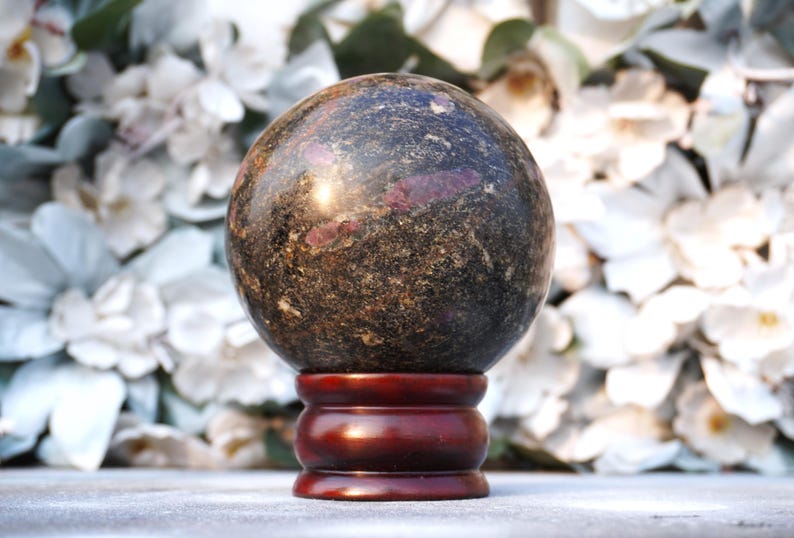 Esfera grande de 100 mm em pedra biotita rosa rubi para cura e metafísica. imagem 7
