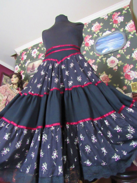Bewitching Black Wine Floral Vintage Gunne Sax Gun