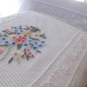 Wonderful Wildflower Cottage Style Vintage Chenille Bedspread, Twin Size Coverlet, Simple White Ivy Florals