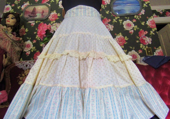 Creamy Calico Full Tiered Gunne Sax Gunnies Vintag