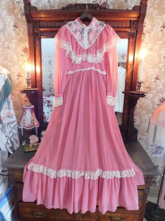 Dreamy Mauve Victorian Lace Bodice Vintage 1970s V