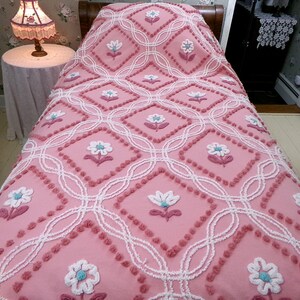 raspberry puree vintage daisy chenille bedspread, adorable daisies on deep rose, full size cotton coverlet, pretty summer bedding
