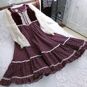 gorgeous vintage Gunne Sax corset dress, velvet bodice 1970s prairie style midi wine calico print with sheer sleeves, XXS