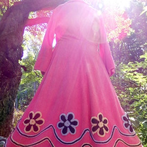 shabby fabulous vintage pink chenille robe, ladies fit & flare glamour style tufted bathrobe, est size small