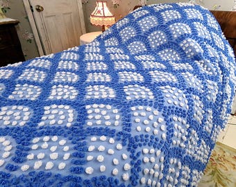 mermaid tail vintage chenille bedspread, lake cottage blue & white shell pop scallop design, full size antique cotton bedding, pom pom trim