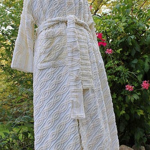 Cottagecore Hooded Chenille Robe, Infinity Tuft Pattern, Vintage Women&#39;s Medium / Large Bathrobe, Neutral Chic Pearl Pop Pattern