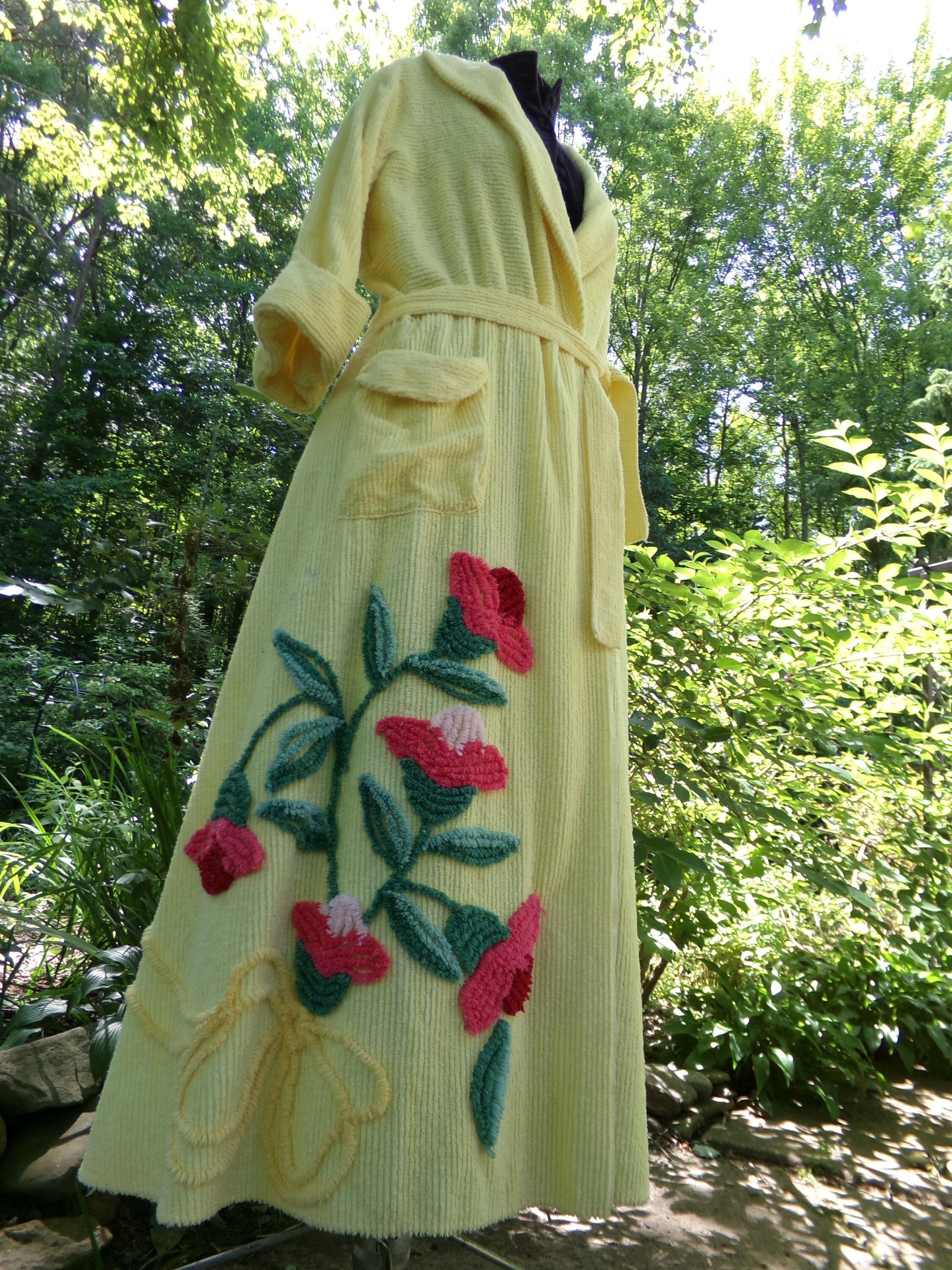 Gorgeous Vintage Chenille Robe, Ladies Floral Tufted Bathrobe in Sunglow  Yellow, Fit 'n Flare, Half Sleeves, Est Size Medium - Etsy