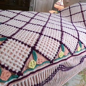 cozy plush vintage chenille bedspread, cute rosettes on quality 100% cotton, lots of thick tufts, full size cottage bedding