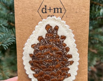 Rubin Pin: Tannenzapfen