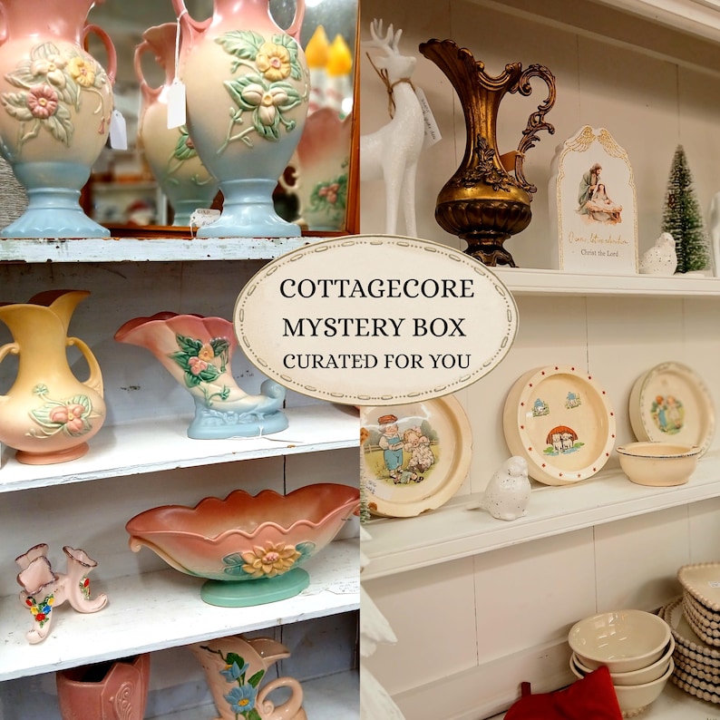 Puede incluir: Una colecci&oacute;n de art&iacute;culos de tem&aacute;tica cottagecore, que incluye jarrones, platos y objetos decorativos. Los art&iacute;culos son de colores pastel, con dise&ntilde;os florales y vintage. La imagen incluye el texto "COTTAGECORE MYSTERY BOX CURATED FOR YOU".