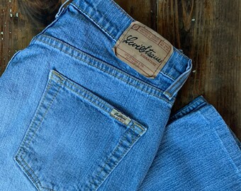 who sells levi signature jeans