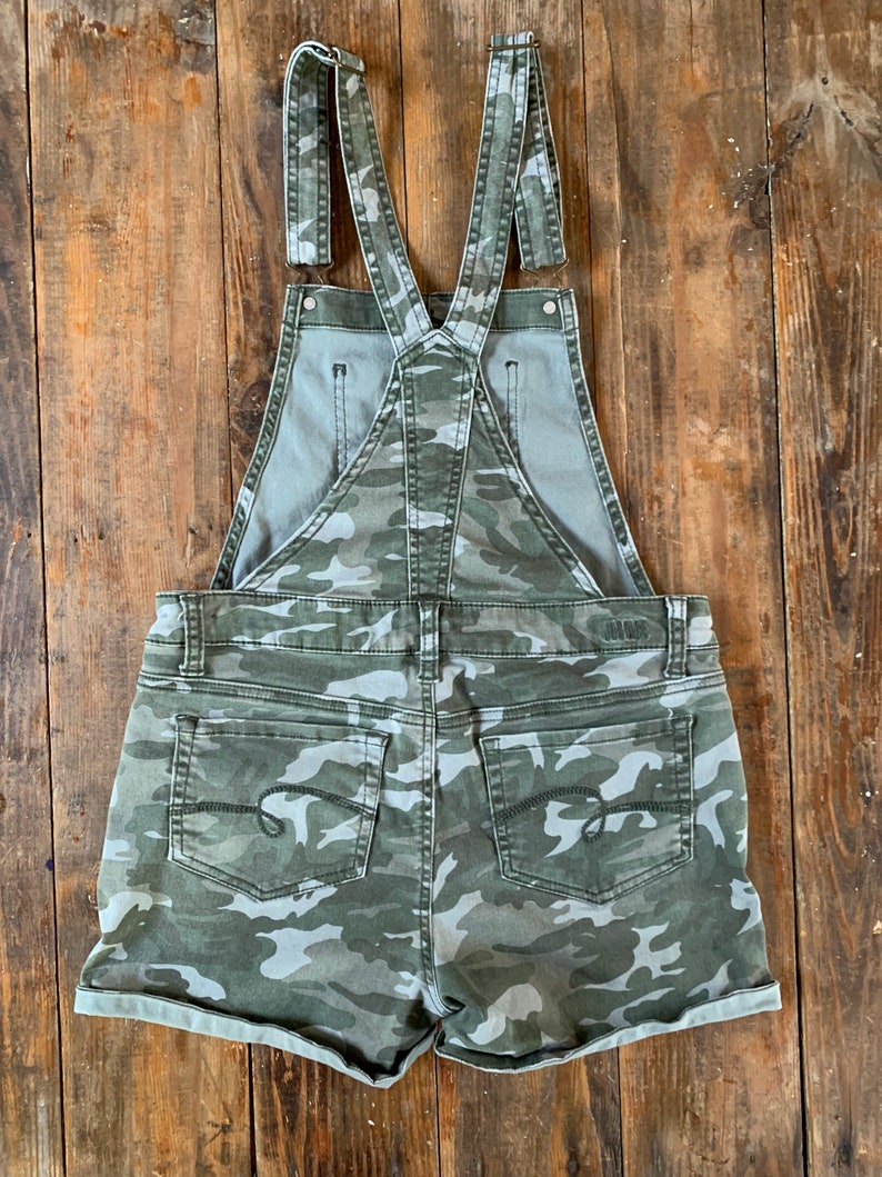 Girls teens green camouflage overall shorts Girls Teens Size 20 Justice military camo stretch rolled hem jean overall shorts
