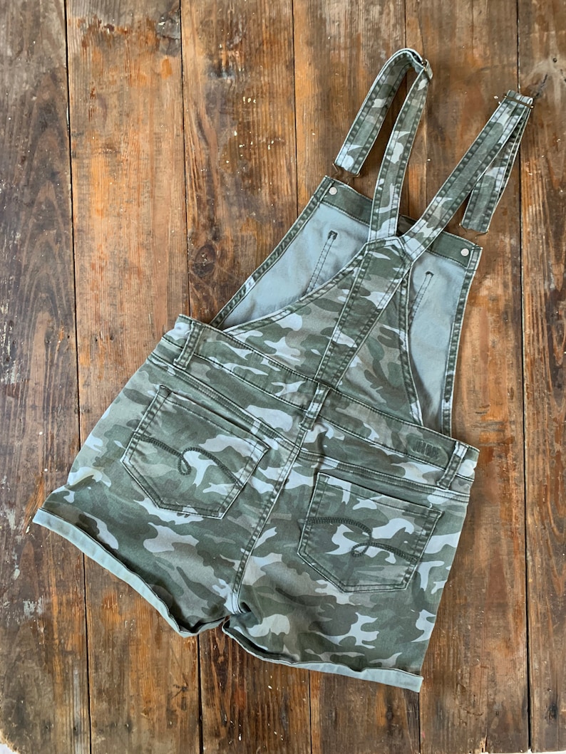 Girls teens green camouflage overall shorts Girls Teens Size 20 Justice military camo stretch rolled hem jean overall shorts