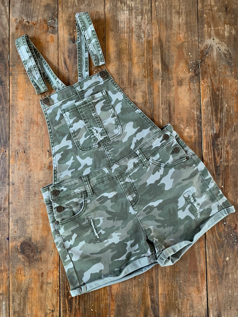 Girls teens green camouflage overall shorts Girls Teens Size 20 Justice military camo stretch rolled hem jean overall shorts