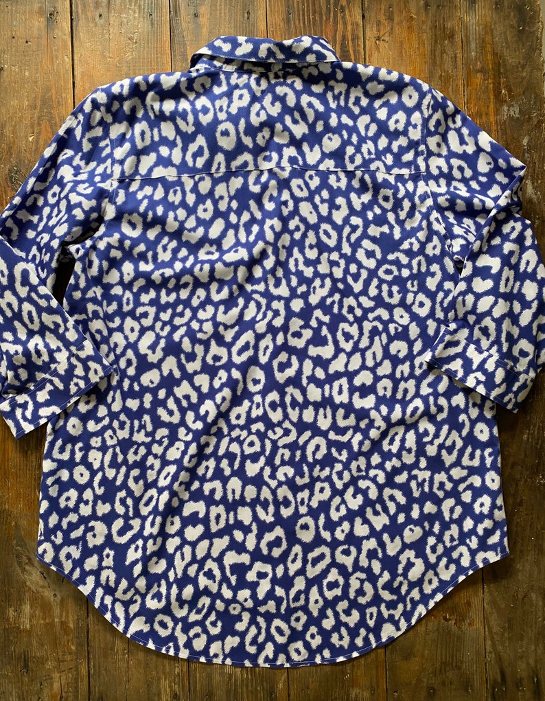 Chico/'s cotton animal print button down blouse Size 3 Chico/'s blue white cheetah print 34 length no-iron cotton shirt