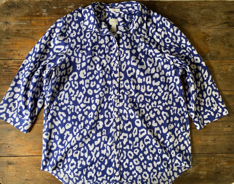 Chico/'s cotton animal print button down blouse Size 3 Chico/'s blue white cheetah print 34 length no-iron cotton shirt