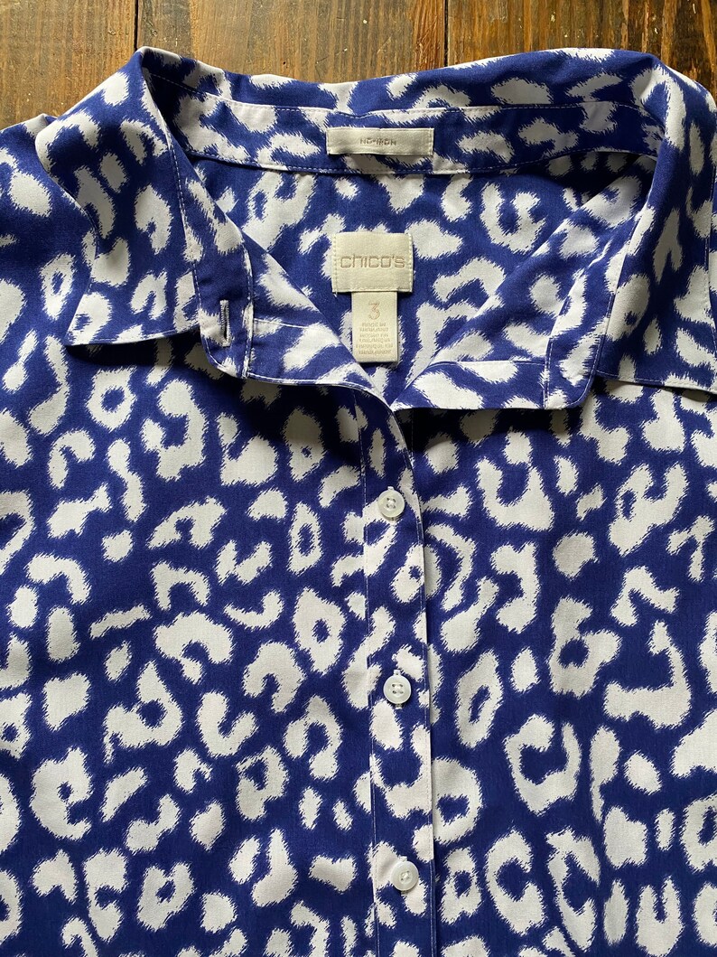 Chico/'s cotton animal print button down blouse Size 3 Chico/'s blue white cheetah print 34 length no-iron cotton shirt