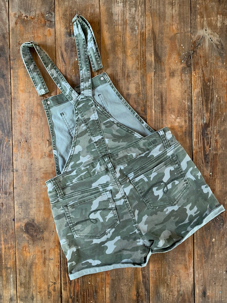 Girls teens green camouflage overall shorts Girls Teens Size 20 Justice military camo stretch rolled hem jean overall shorts
